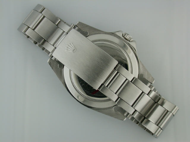 Fitted with the stainless steel Rolex Oyster folded link bracelet, 